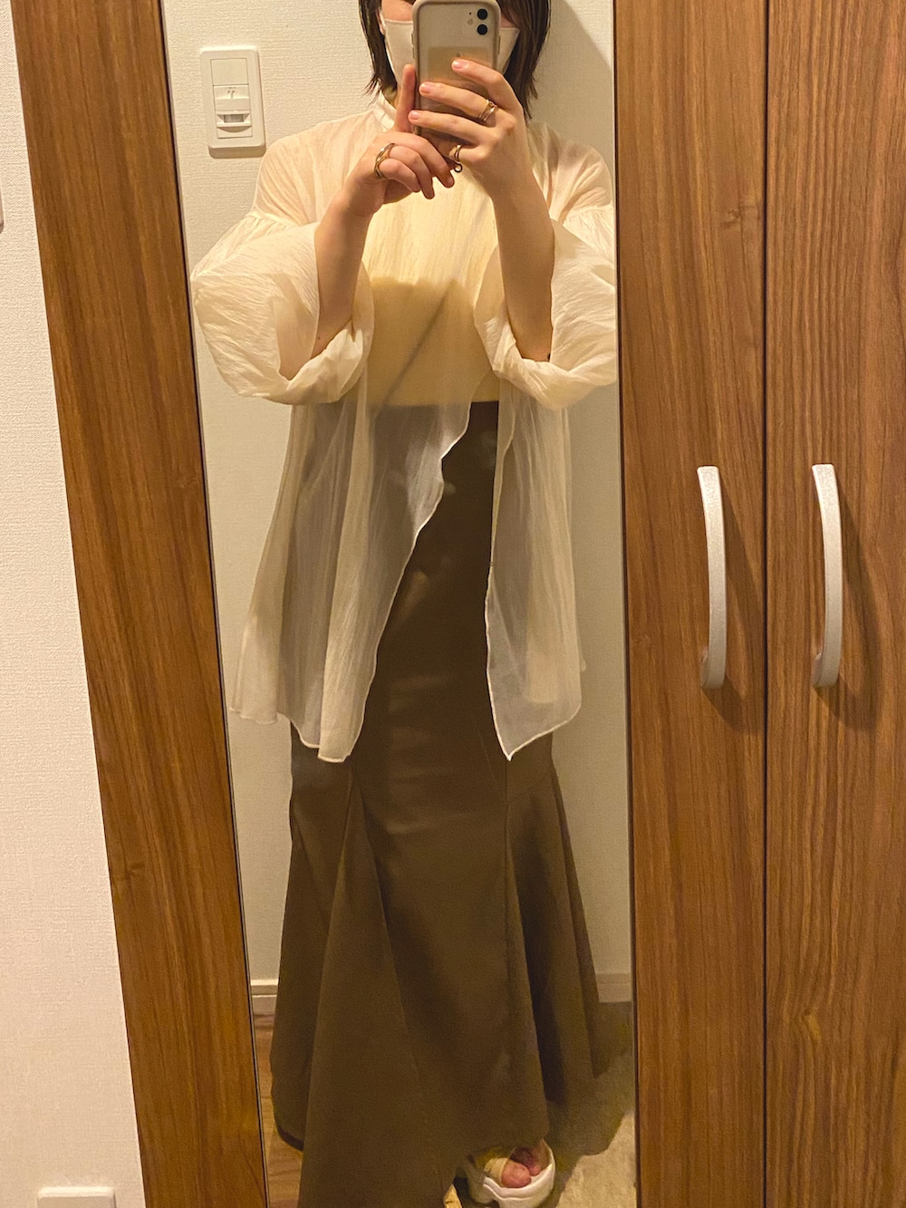 「このスタイルがお気に入り、低身長コーデ、153cmコーデ、淡色女子、淡色コーデ、マーメイドスカート、シア―ブラウス、ベージュコーデ、ブラウンコーデ、eaphi、レイヤードスタイル、休日コーデ、デートコーデ」｜「NIKEのナイキ エア マックス ココ ウィメンズサンダル / 厚底 / Nike Air Max Koko Women's Sandals CI8798-200 Sesame（サンダル、ブラウン系）」を使った、こもさん（レディース・153cm）の夏コーディネートの3枚目の写真