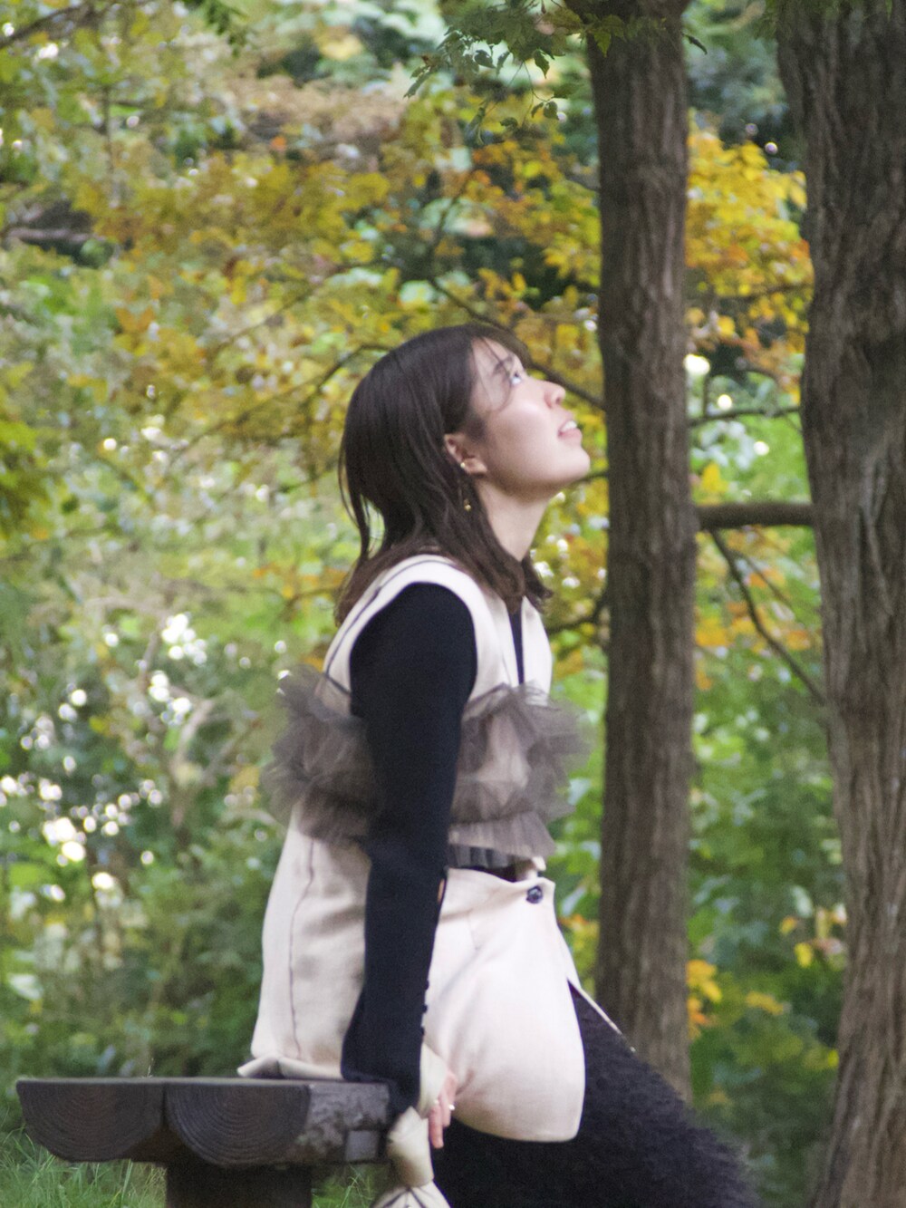 「最近のいい感じコーデ、秋服、きれいめカジュアル、スカート、低身長女子、秋服コーデ、シャギースカート、チュールビスチェ、ビスチェ、モノトーン、レイヤードスタイル、レイヤード、153cmコーデ」｜「gemeilの2wayノットハンドルバッグ(CE-1355)（ショルダーバッグ、ベージュ系）」を使った、こもさん（レディース・153cm）の秋コーディネートの3枚目の写真