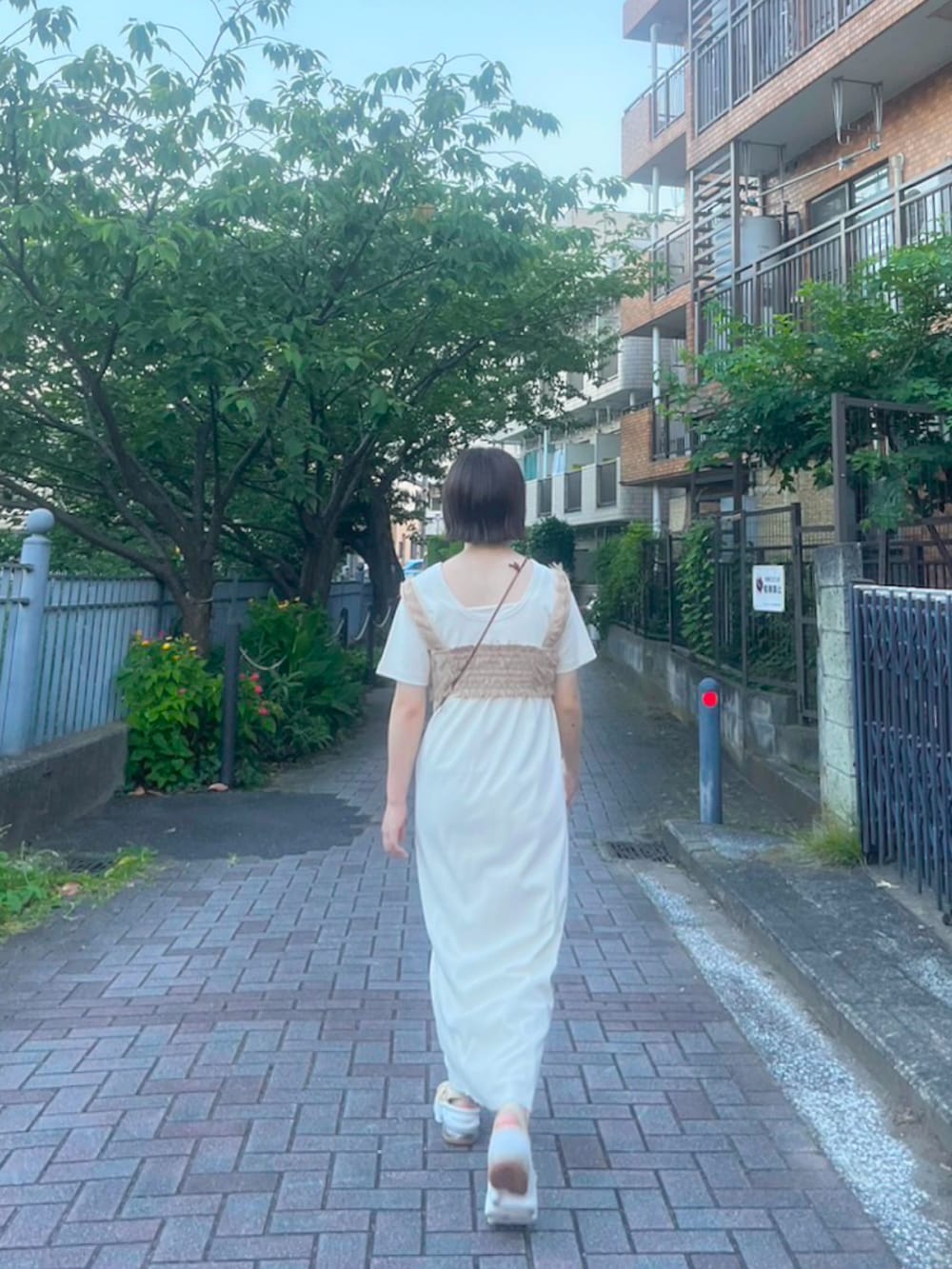 「みんなの白Tフェス、休日コーデ、低身長コーデ、ロングワンピース、淡色女子、淡色コーデ、153cmコーデ、レイヤードスタイル、ビスチェ、capricieuxlemage、エアマックスココ、ワンピース」｜「NIKEのナイキ エア マックス ココ ウィメンズサンダル / 厚底 / Nike Air Max Koko Women's Sandals CI8798-200 Sesame（サンダル、ブラウン系）」を使った、こもさん（レディース・153cm）の夏コーディネートの2枚目の写真