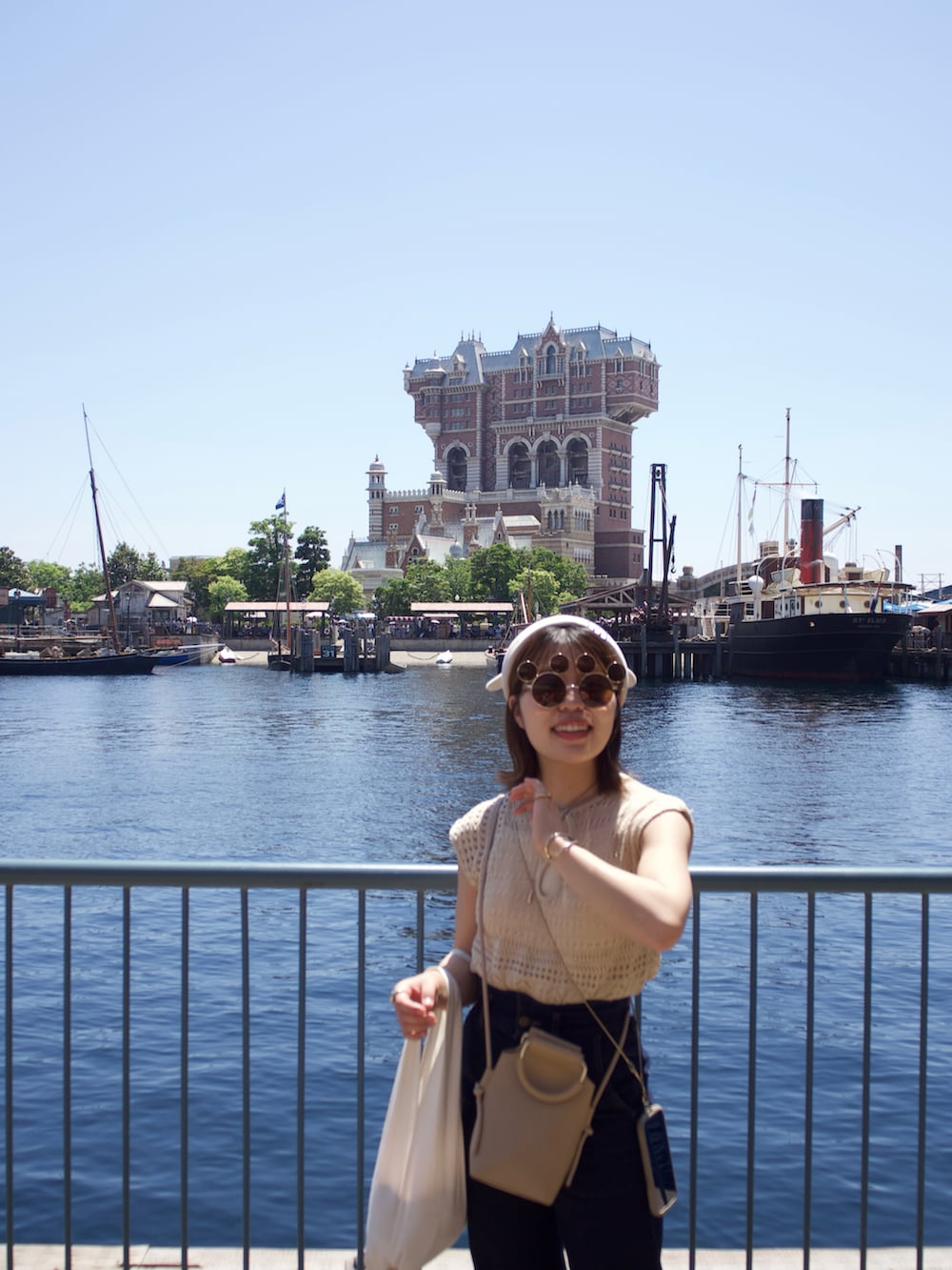 「夏コーデ、テーマパークコーデ、デニム、デニムコーデ、サマーニット、淡色コーデ、淡色女子、淡色カジュアル、ディズニーコーデ、ディズニーシー、ベージュコーデ、低身長コーデ、153cmコーデ」｜「Amiurのbucket handle bag（ハンドバッグ、ベージュ系）」を使った、こもさん（レディース・153cm）の夏コーディネートの2枚目の写真