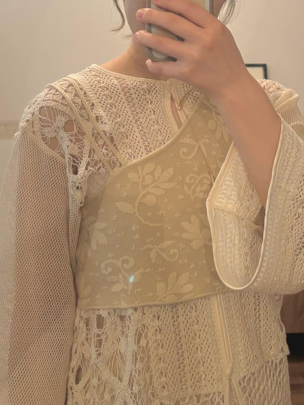 「春のNewスタイル、大人可愛い、レース、レースセットアップ、ジャガードニット、春服コーデ、ワントーンコーデ、アイボリーコーデ、レイヤードスタイル、レイヤード、低身長コーデ、153cmコーデ、淡色コーデ、淡色女子、WEARyouthコーデ」｜「sakishimatokyoの足袋パンプス/足袋バレエシューズ（バレエシューズ、ホワイト系）」を使った、こもさん（レディース・153cm）の春コーディネートの2枚目の写真