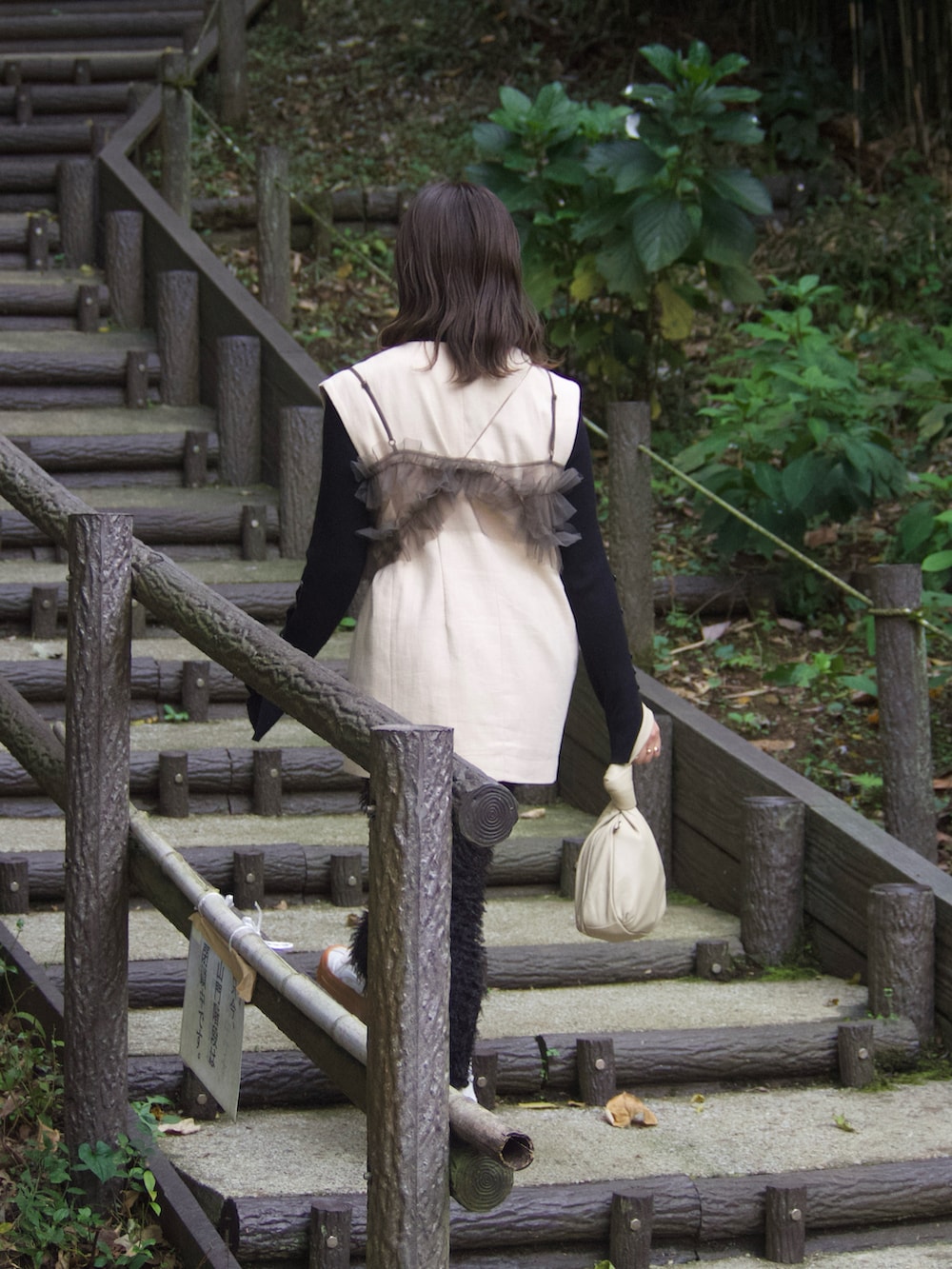 「最近のいい感じコーデ、秋服、きれいめカジュアル、スカート、低身長女子、秋服コーデ、シャギースカート、チュールビスチェ、ビスチェ、モノトーン、レイヤードスタイル、レイヤード、153cmコーデ」｜「gemeilの2wayノットハンドルバッグ(CE-1355)（ショルダーバッグ、ベージュ系）」を使った、こもさん（レディース・153cm）の秋コーディネートの5枚目の写真