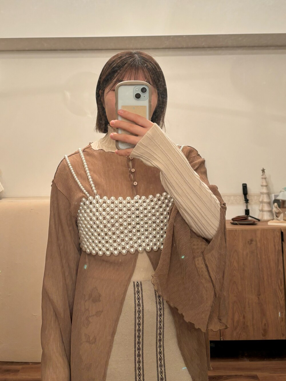 「着回しコーデ、淡色女子、淡色コーデ、淡色女子と繋がりたい、低身長コーデ、153cmコーデ、レイヤードスタイル、レイヤード、ブラウンコーデ、ベージュコーデ、ニットスカート、パールビスチェ、シア―ブラウス」｜「eaphiのアイテム（スカート、ベージュ系）」を使った、こもさん（レディース・153cm）の冬コーディネートの3枚目の写真