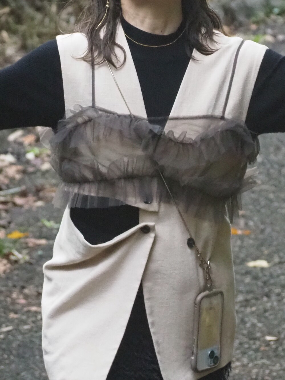 「最近のいい感じコーデ、秋服、きれいめカジュアル、スカート、低身長女子、秋服コーデ、シャギースカート、チュールビスチェ、ビスチェ、モノトーン、レイヤードスタイル、レイヤード、153cmコーデ」｜「gemeilの2wayノットハンドルバッグ(CE-1355)（ショルダーバッグ、ベージュ系）」を使った、こもさん（レディース・153cm）の秋コーディネートの2枚目の写真