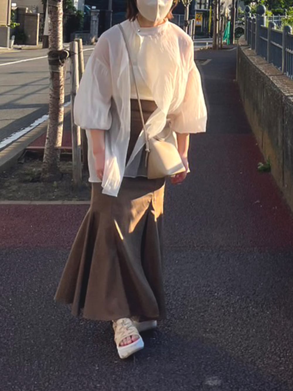 「このスタイルがお気に入り、低身長コーデ、153cmコーデ、淡色女子、淡色コーデ、マーメイドスカート、シア―ブラウス、ベージュコーデ、ブラウンコーデ、eaphi、レイヤードスタイル、休日コーデ、デートコーデ」｜「NIKEのナイキ エア マックス ココ ウィメンズサンダル / 厚底 / Nike Air Max Koko Women's Sandals CI8798-200 Sesame（サンダル、ブラウン系）」を使った、こもさん（レディース・153cm）の夏コーディネートの2枚目の写真