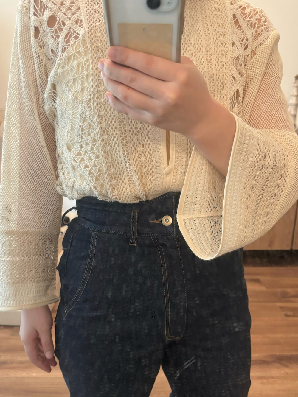 「春のNewスタイル、WEARyouthコーデ、レイヤードスタイル、レイヤード、コットンレース、レーストップス、デニム、デニムパンツ、ウェーブデニム、淡色女子、低身長コーデ、153cmコーデ」｜「eaphiのアイテム（カーディガン/ボレロ、ホワイト系）」を使った、こもさん（レディース・153cm）の春コーディネートの2枚目の写真