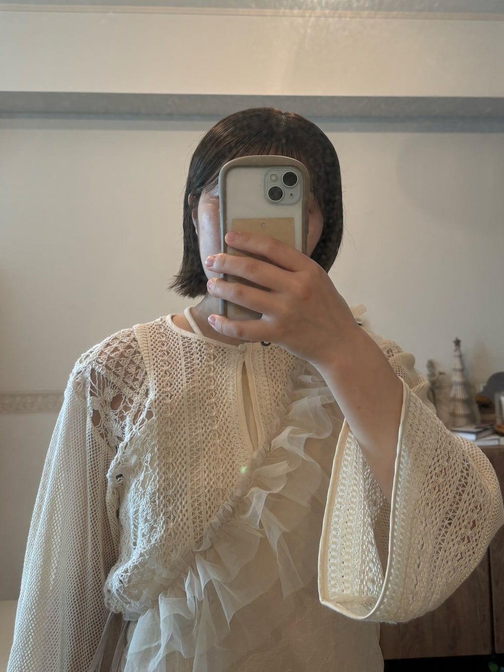 「春服、休日スタイル、春のNewスタイル、レイヤードスタイル、レイヤード、淡色コーデ、淡色女子、ワントーンコーデ、ベージュコーデ、コットンレース、チュール、ジャガード、低身長コーデ、153cmコーデ、ワンピース」｜「eaphiのアイテム（ジャンパースカート、ベージュ系）」を使った、こもさん（レディース・153cm）の春コーディネートの2枚目の写真