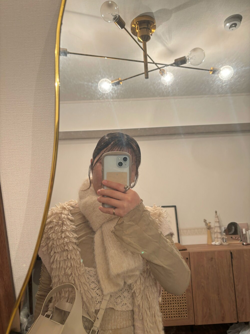 「似合うラボに行こう、おでかけコーデ、低身長コーデ、153cmコーデ、淡色コーデ、淡色女子、レイヤードスタイル、レイヤード、ワントーンコーデ、ベージュコーデ、ニットスカート、ニットベスト、ループニット、ループニットカーデ、シア―ブラウス」｜「eaphiのアイテム（スカート、ベージュ系）」を使った、こもさん（レディース・153cm）の冬コーディネートの2枚目の写真