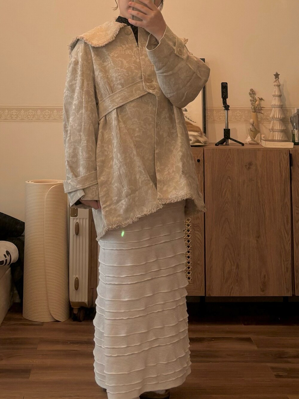 「春のおしゃ見えテクニック、春服、淡色女子、淡色コーデ、ワントーンコーデ、ベージュコーデ、低身長コーデ、153cmコーデ」｜「KastaneのカットフリルIラインスカート（スカート、ホワイト系）」を使った、こもさん（レディース・153cm）の春コーディネートの2枚目の写真