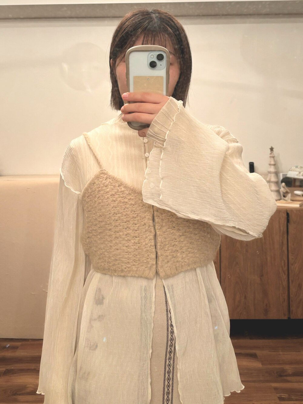 「淡色コーデ、淡色女子、低身長コーデ、153cmコーデ、レイヤードスタイル、レオパード、レイヤードコーデ、ワントーンコーデ、ベージュコーデ、ホワイトコーデ、ビスチェ、ニットスカート、ニットビスチェ、シア―ブラウス、きまわしコーデ」｜「eaphiのアイテム（スカート、ベージュ系）」を使った、こもさん（レディース・153cm）の冬コーディネートの2枚目の写真
