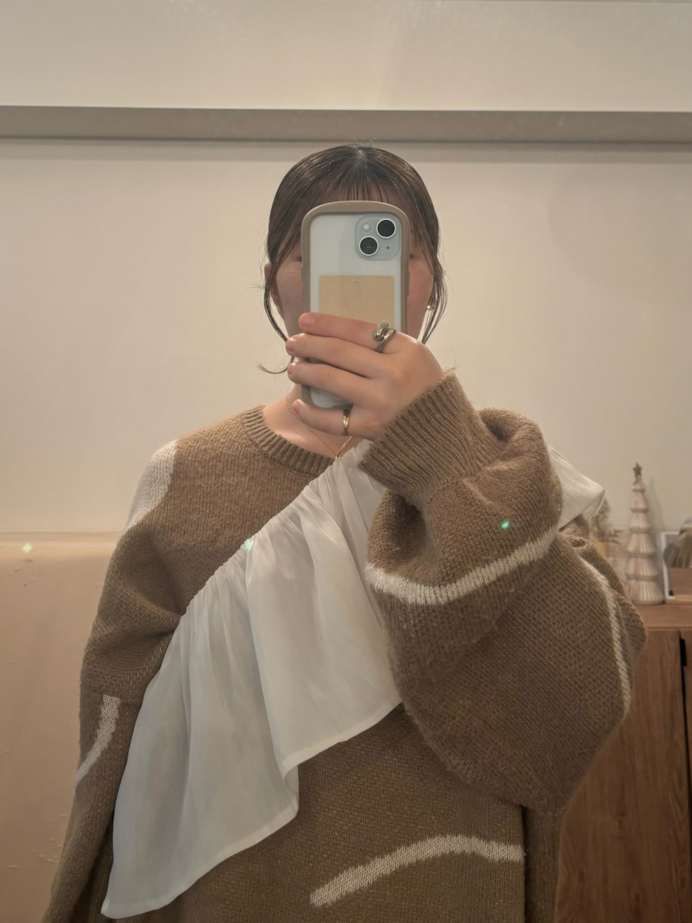 「似合うラボに行こう、今日のコーデ、淡色コーデ、淡色女子、低身長コーデ、153cmコーデ、レイヤードスタイル、レイヤード、ニット、オーバーサイズ、フリル襟、フリル、ベージュコーデ、アイボリーコーデ、ワントーンコーデ」｜「KastaneのカットフリルIラインスカート（スカート、ホワイト系）」を使った、こもさん（レディース・153cm）の冬コーディネートの2枚目の写真