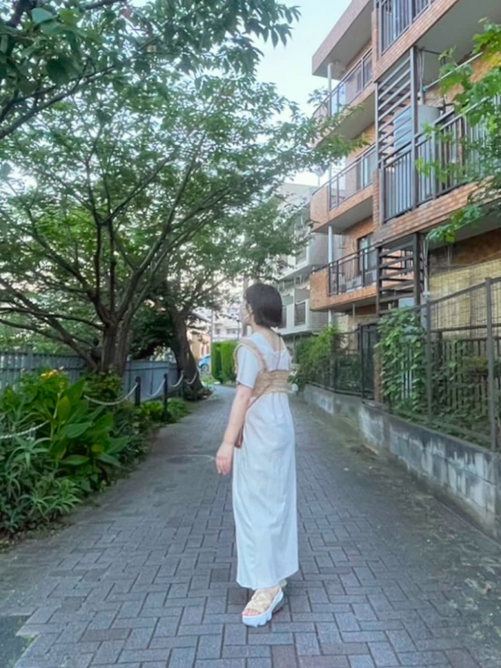 「みんなの白Tフェス、休日コーデ、低身長コーデ、ロングワンピース、淡色女子、淡色コーデ、153cmコーデ、レイヤードスタイル、ビスチェ、capricieuxlemage、エアマックスココ、ワンピース」｜「NIKEのナイキ エア マックス ココ ウィメンズサンダル / 厚底 / Nike Air Max Koko Women's Sandals CI8798-200 Sesame（サンダル、ブラウン系）」を使った、こもさん（レディース・153cm）の夏コーディネートの3枚目の写真