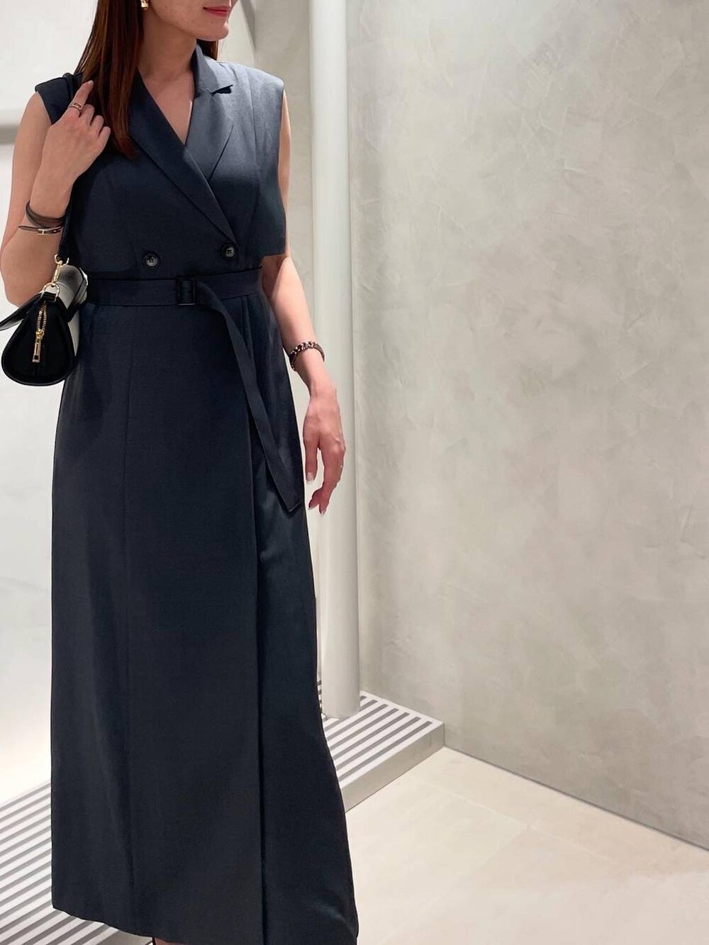 ブラック系のサンダル、ベージュ系のショルダーバッグ、ブラック系のショルダーバッグを着用したレディースの春コーディネートの3枚目の写真