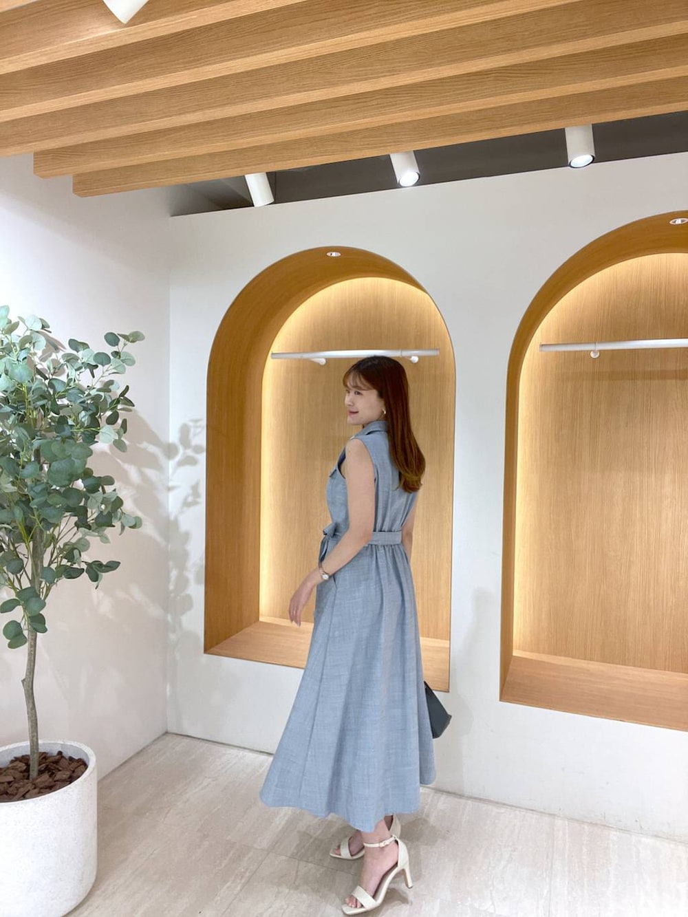 ホワイト系のサンダル、グレー系のハンドバッグ、ブルー系のワンピースを着用したレディースの夏コーディネートの5枚目の写真