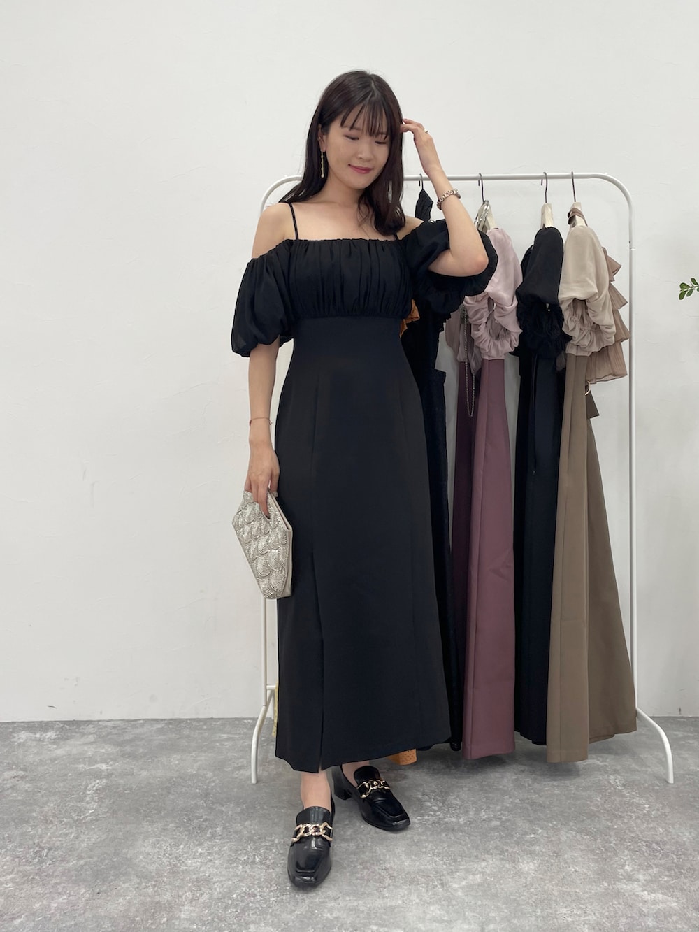 ブラック系のドレス、その他のバッグ、ブラック系のローファーを着用したレディースの夏コーディネートの2枚目の写真