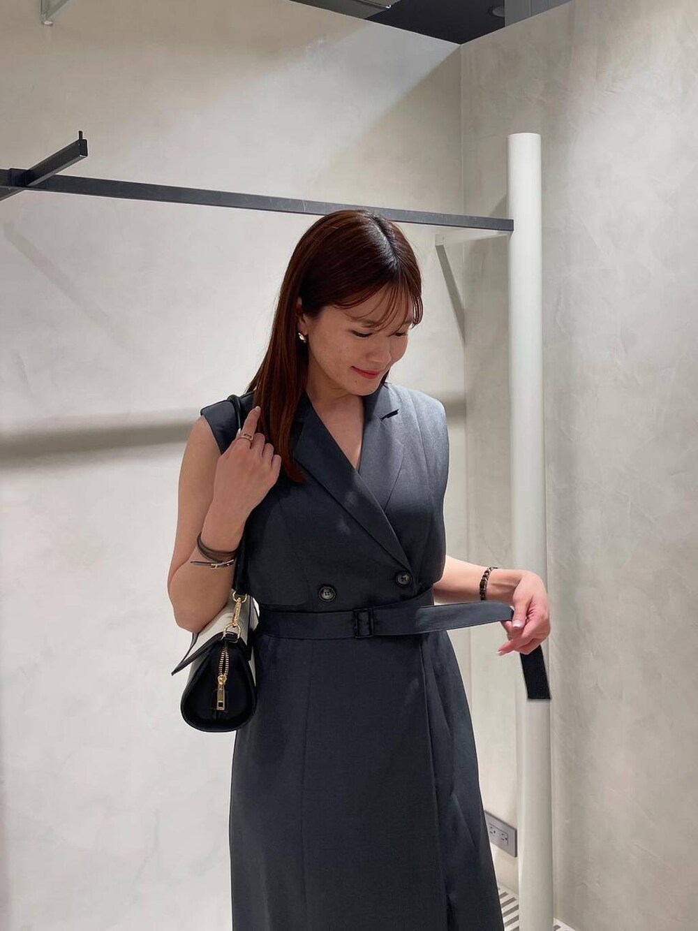 ブラック系のサンダル、ベージュ系のショルダーバッグ、ブラック系のショルダーバッグを着用したレディースの春コーディネートの2枚目の写真