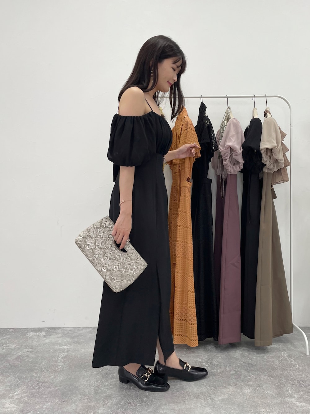 ブラック系のドレス、その他のバッグ、ブラック系のローファーを着用したレディースの夏コーディネートの3枚目の写真