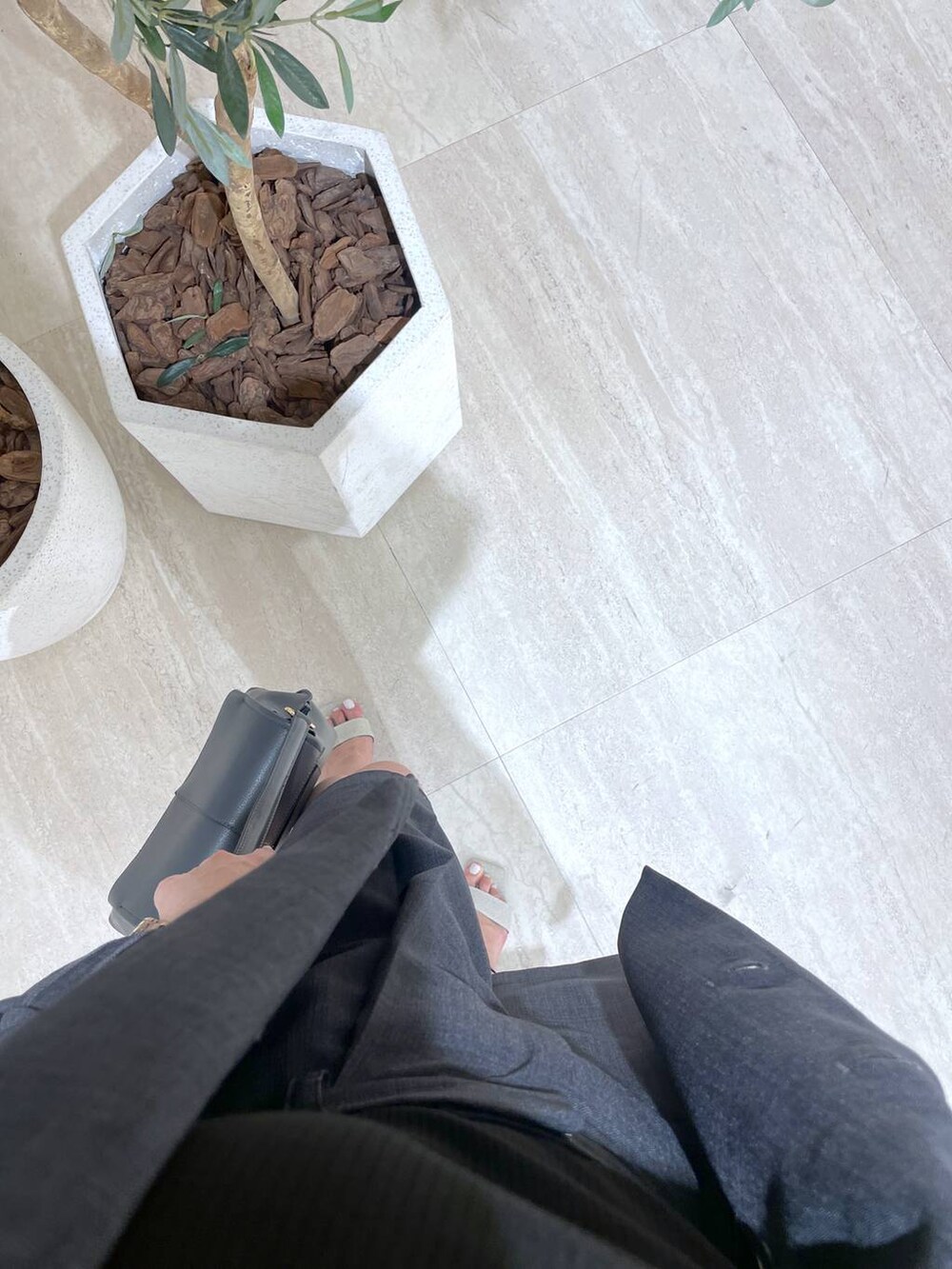 ブラック系のキャミソール、ブラック系のサンダル、グレー系のハンドバッグを着用したレディースの春コーディネートの4枚目の写真