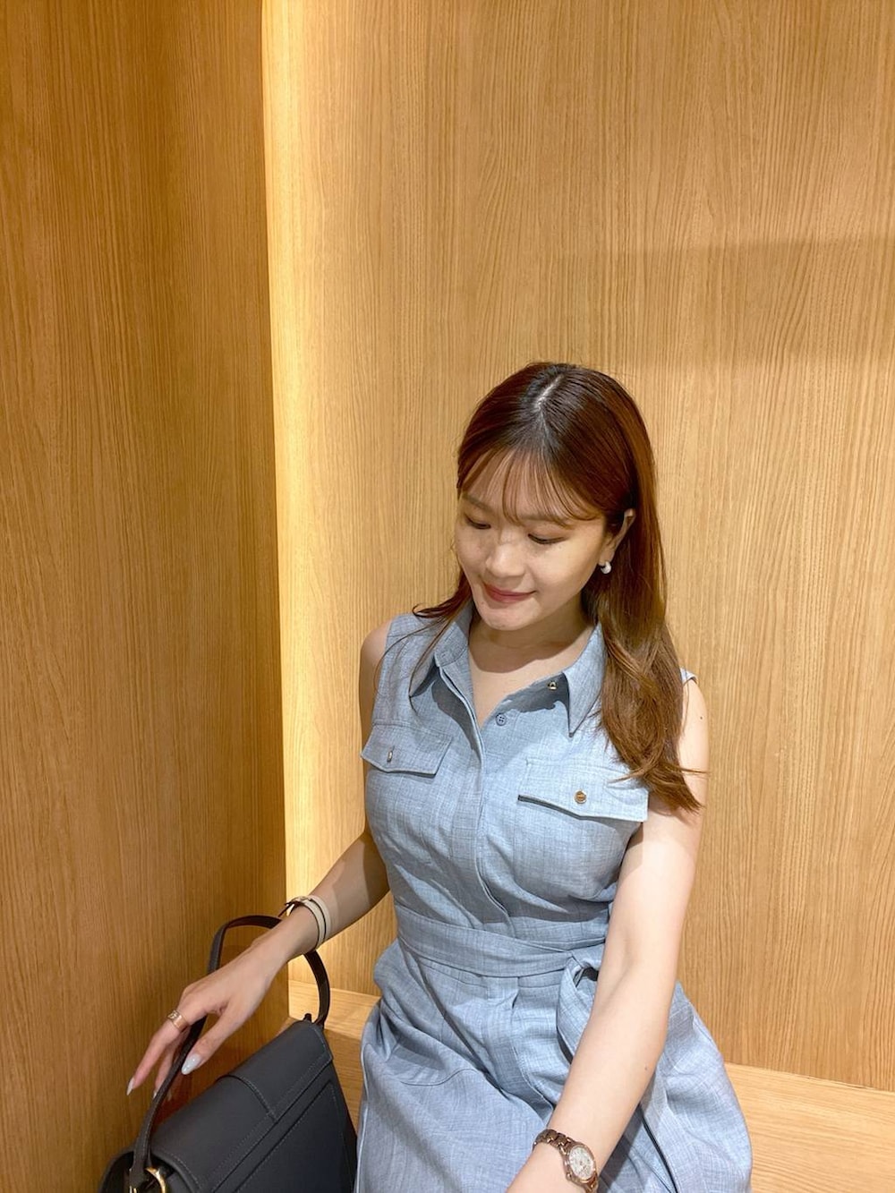 ホワイト系のサンダル、グレー系のハンドバッグ、ブルー系のワンピースを着用したレディースの夏コーディネートの2枚目の写真