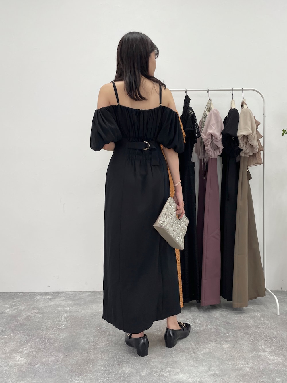 ブラック系のドレス、その他のバッグ、ブラック系のローファーを着用したレディースの夏コーディネートの4枚目の写真