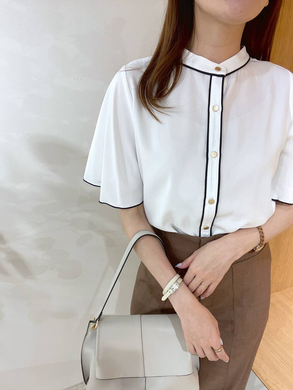 ホワイト系のサンダル、ホワイト系のハンドバッグ、ブラウン系のその他パンツを着用したレディースの夏コーディネートの3枚目の写真