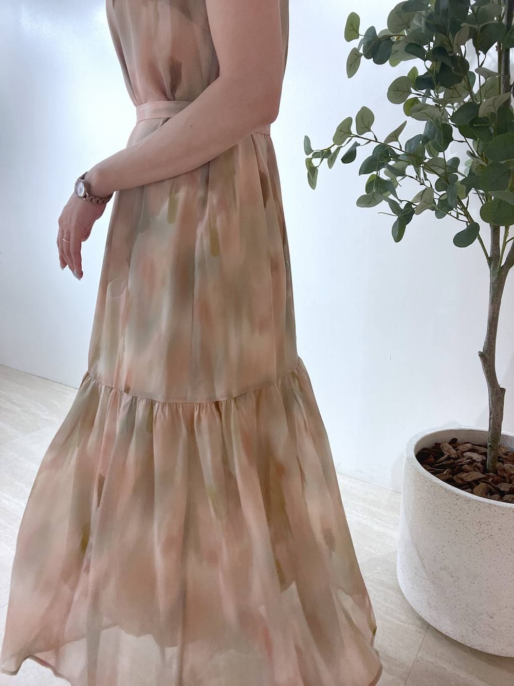 ベージュ系のかごバッグ、ブラウン系のワンピースを着用したレディースの夏コーディネートの4枚目の写真