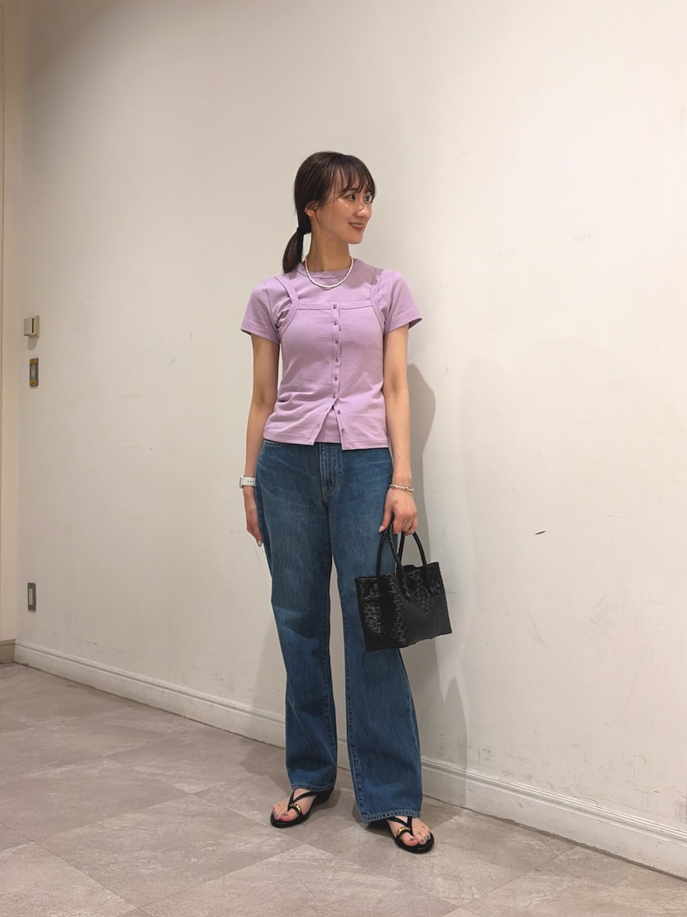 パープル系のTシャツ/カットソー、パープル系のキャミソール、ブルー系のデニムパンツを着用したレディースの夏コーディネートの2枚目の写真