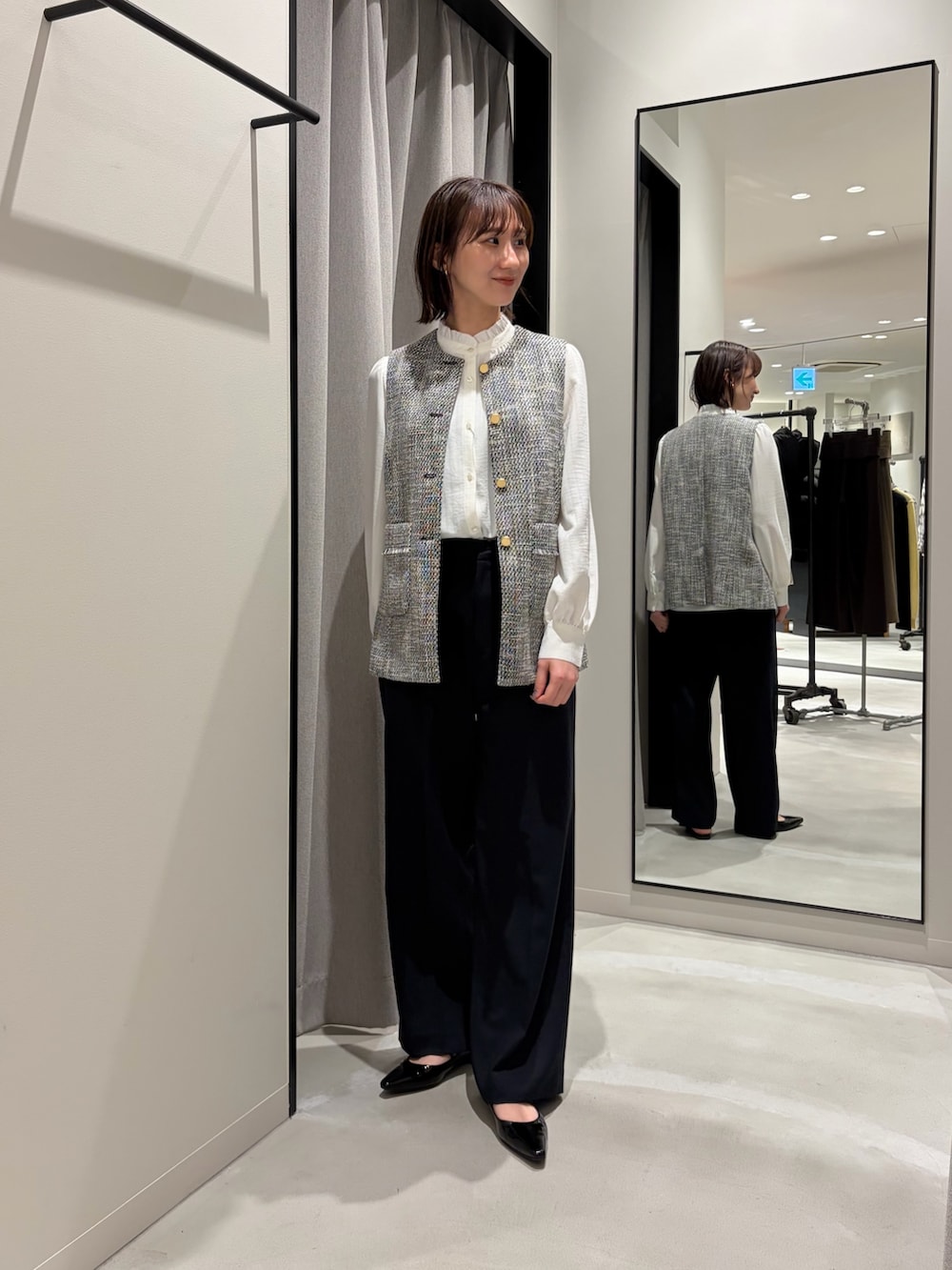 ブラック系のその他アウター、ホワイト系のシャツ/ブラウス、ブラック系のその他パンツを着用したレディースの冬コーディネートの5枚目の写真