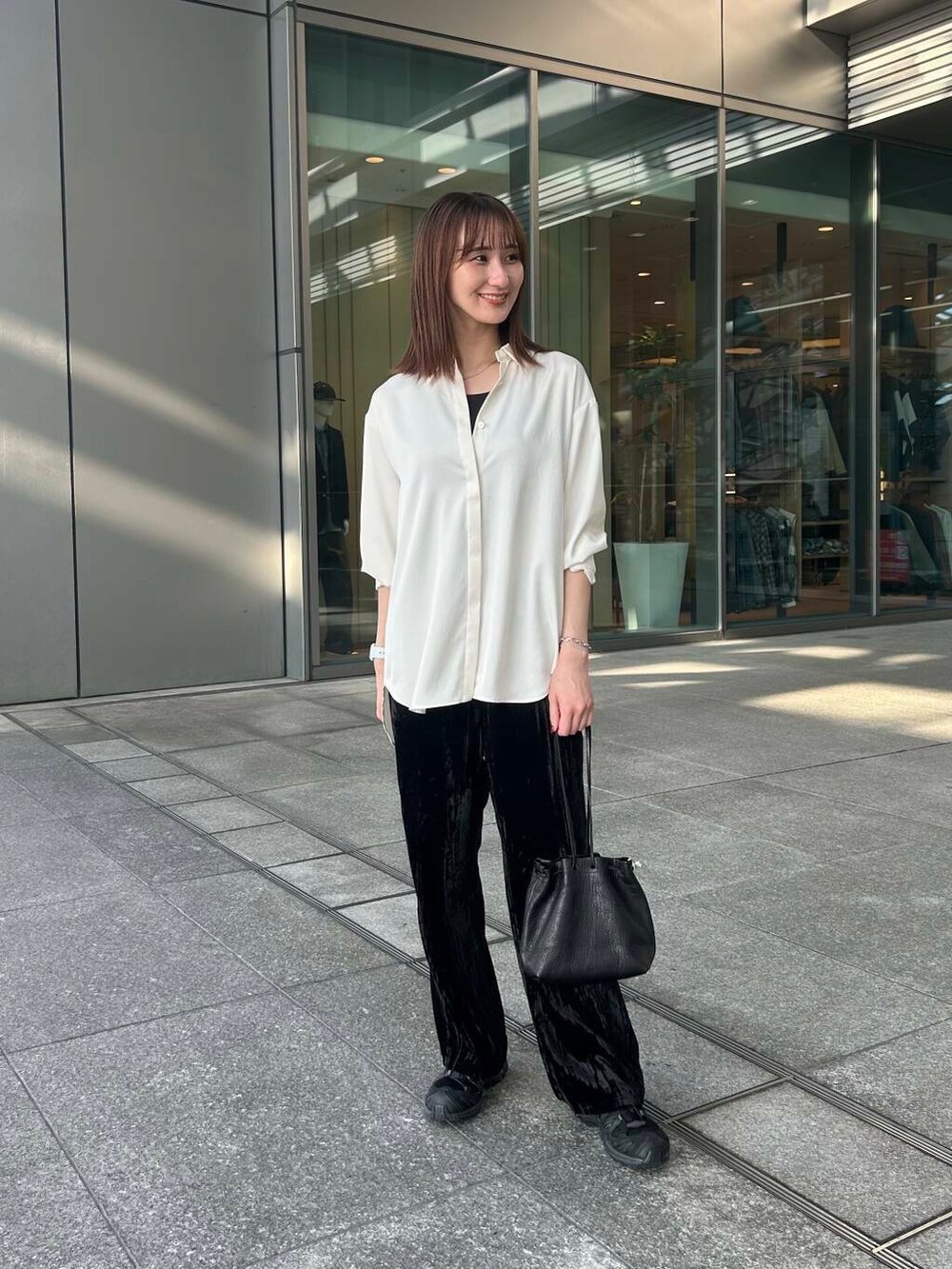 ホワイト系のシャツ/ブラウス、ブラック系のショルダーバッグ、ブラック系のその他パンツを着用したレディースの秋コーディネートの3枚目の写真