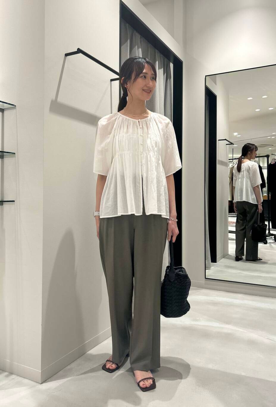 グリーン系のその他パンツ、ブラック系のトートバッグ、ホワイト系のシャツ/ブラウスを着用したレディースの夏コーディネートの2枚目の写真