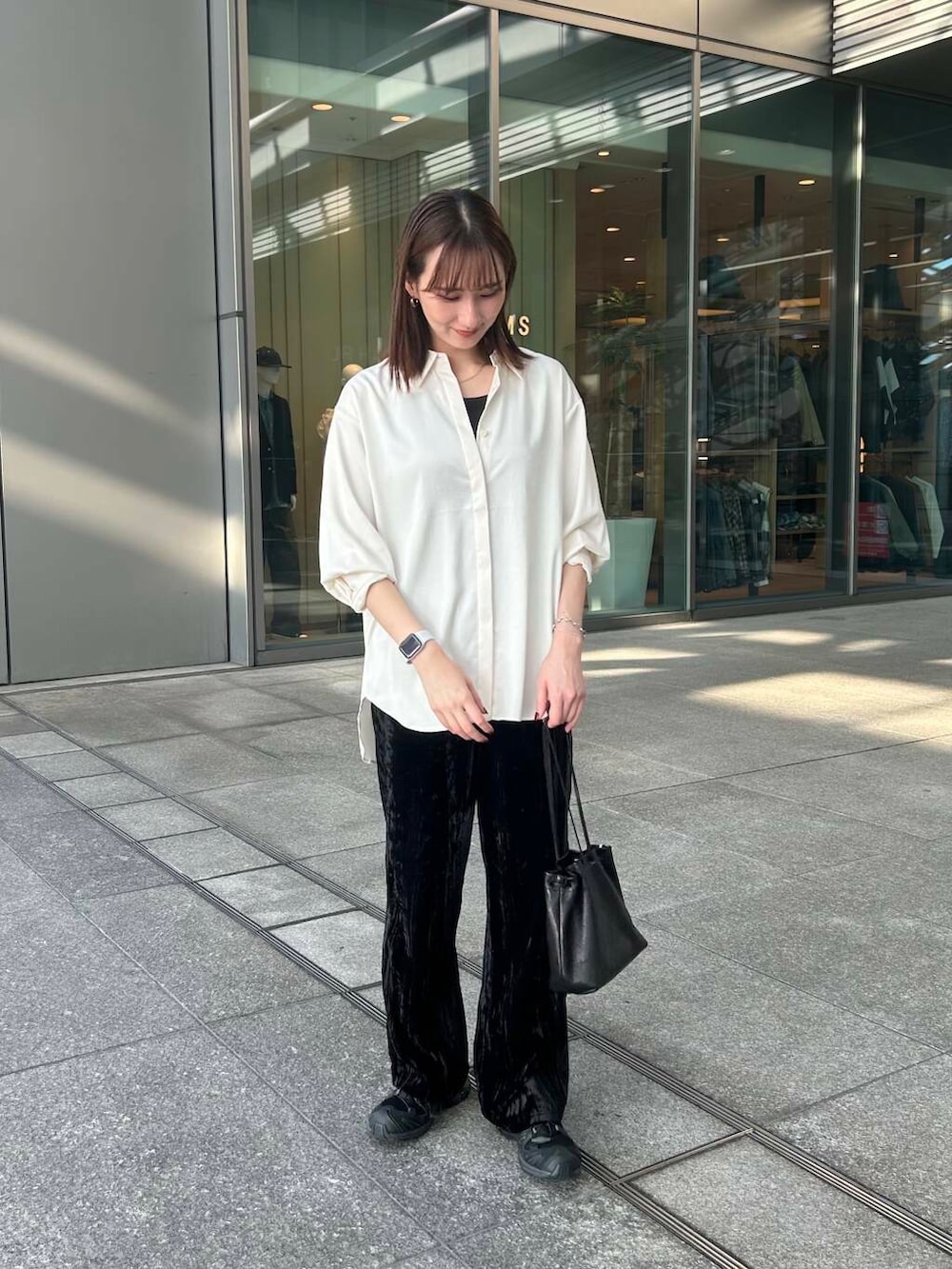 ホワイト系のシャツ/ブラウス、ブラック系のショルダーバッグ、ブラック系のその他パンツを着用したレディースの秋コーディネートの2枚目の写真