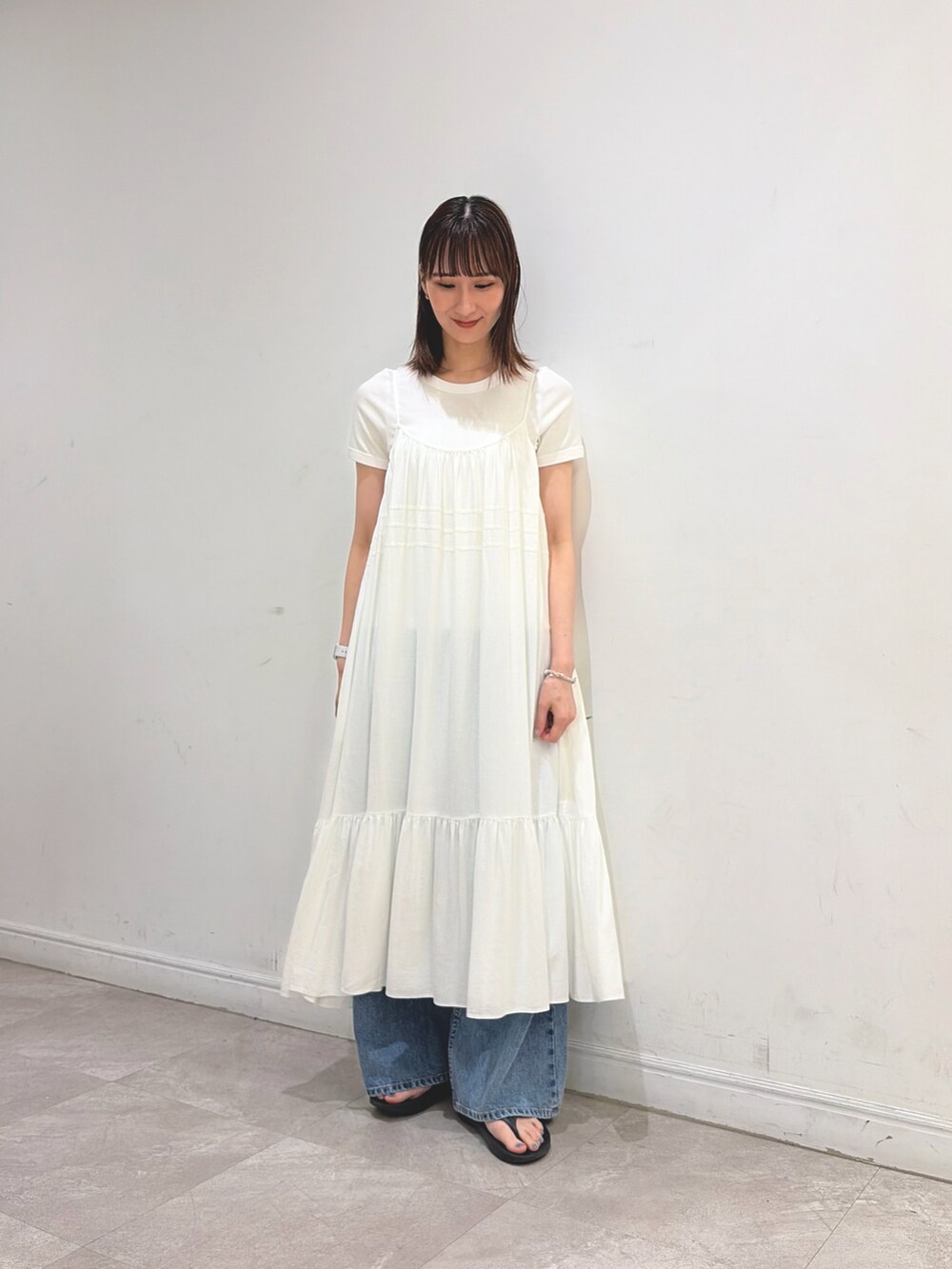 ベージュ系のその他アウター、ホワイト系のTシャツ/カットソー、ホワイト系のワンピースを着用したレディースの夏コーディネートの4枚目の写真