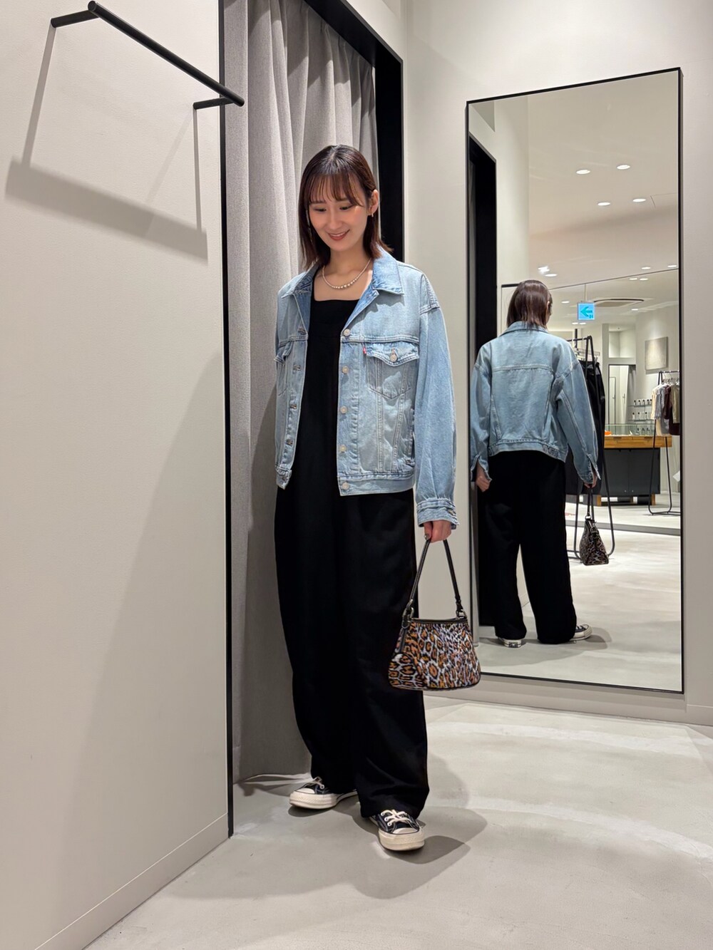 ブラック系のその他パンツ、その他のトートバッグ、ブルー系のデニムジャケットを着用したレディースの春コーディネートの2枚目の写真