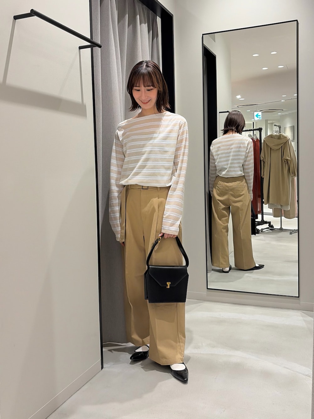 ベージュ系のその他パンツ、ベージュ系のTシャツ/カットソー、ブラック系のパンプスを着用したレディースの春コーディネートの2枚目の写真