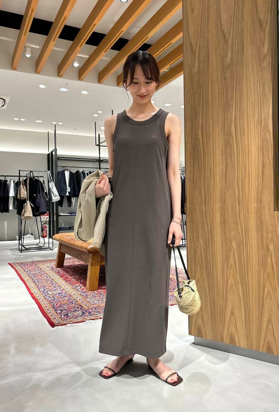 ベージュ系のその他アウター、ブラウン系のサンダル、ブルー系のワンピースを着用したレディースの夏コーディネートの4枚目の写真