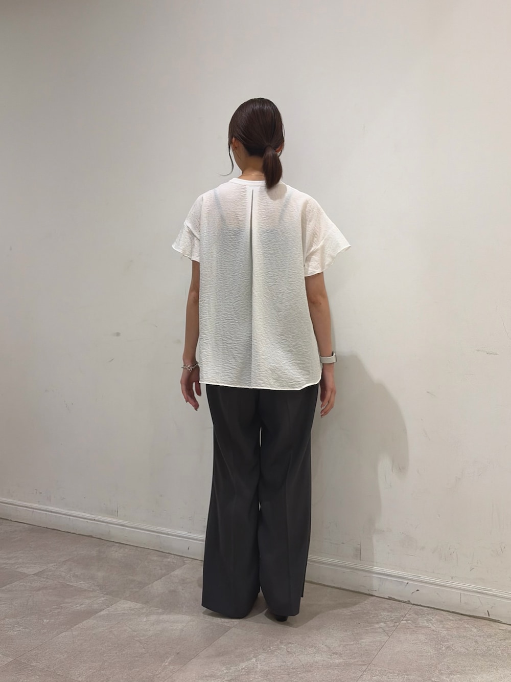 ホワイト系のシャツ/ブラウス、グレー系のその他パンツ、ブラック系のサンダルを着用したレディースの夏コーディネートの5枚目の写真