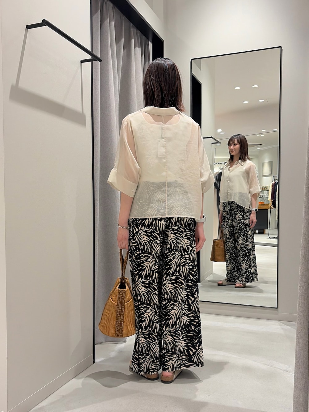 ブラック系のその他パンツ、ベージュ系のバッグ、ベージュ系のサンダルを着用したレディースの春コーディネートの3枚目の写真