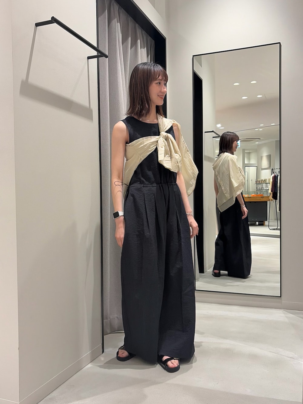 ブルー系のその他パンツ、ベージュ系のシャツ/ブラウス、ブラック系のサンダルを着用したレディースの春コーディネートの2枚目の写真