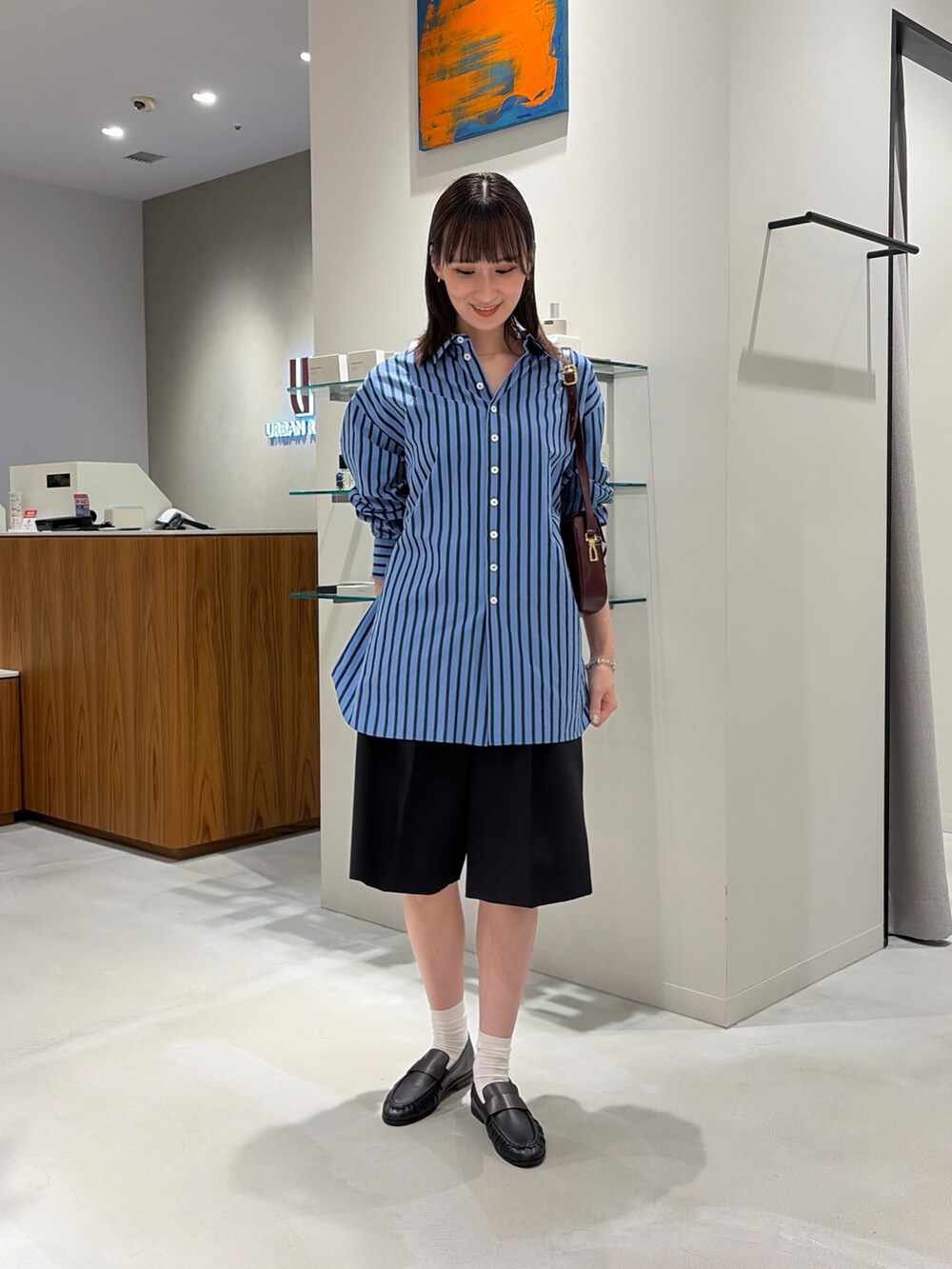 その他のシャツ/ブラウス、レッド系のショルダーバッグ、ブラック系のその他パンツを着用したレディースの秋コーディネートの4枚目の写真