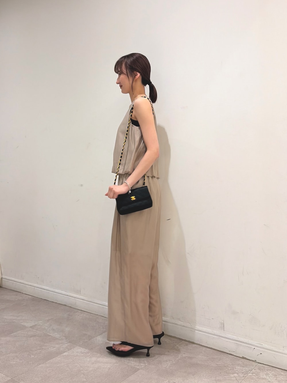 ベージュ系のその他パンツ、ブラウン系のサンダル、ベージュ系のその他トップスを着用したレディースの夏コーディネートの4枚目の写真