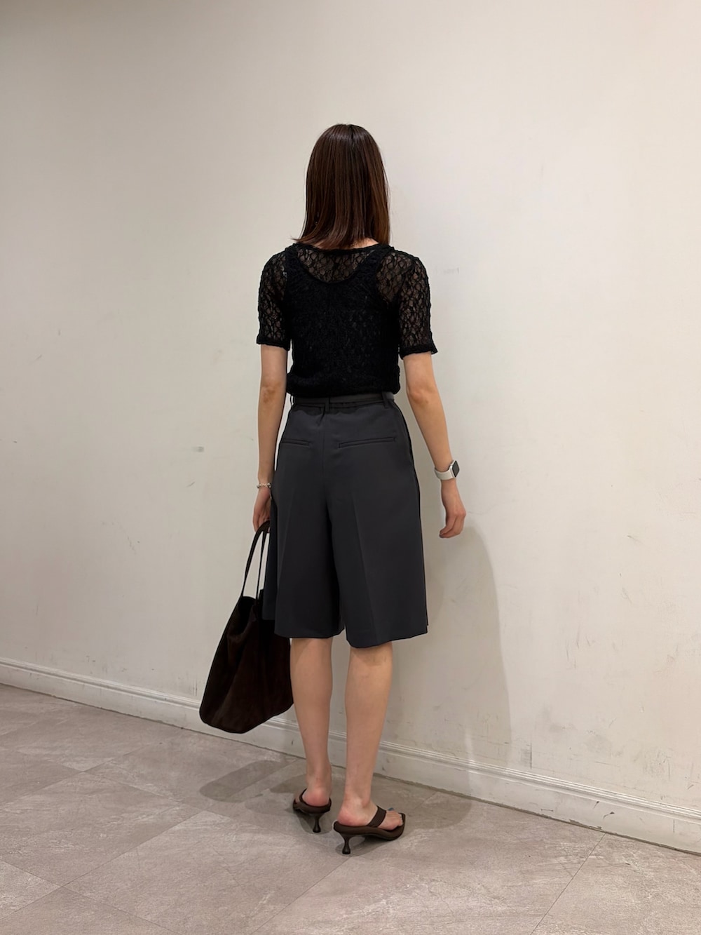 ブラック系のTシャツ/カットソー、ブラック系のタンクトップ、グレー系のその他パンツを着用したレディースの夏コーディネートの2枚目の写真