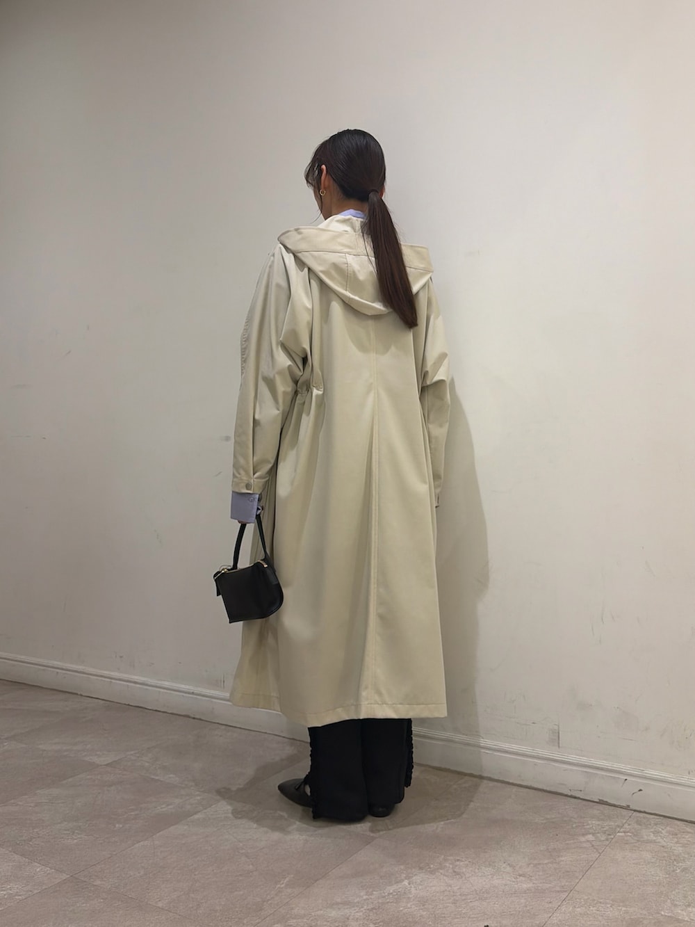 ブラック系のその他シューズ、ブラック系のその他パンツ、ブラック系のハンドバッグを着用したレディースの冬コーディネートの3枚目の写真