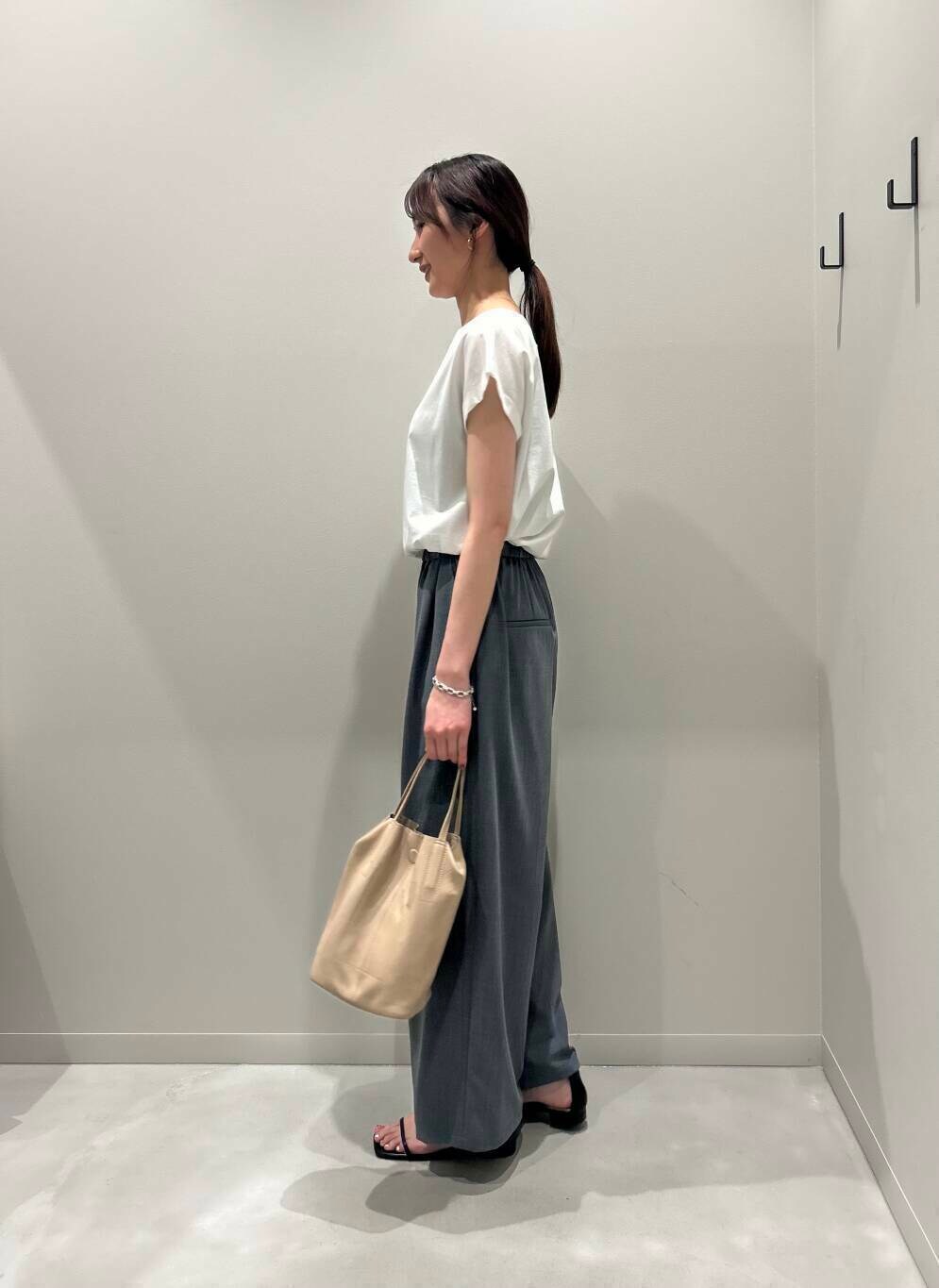 グレー系のその他パンツ、ブラック系のその他アウター、ブラック系のサンダルを着用したレディースの夏コーディネートの4枚目の写真