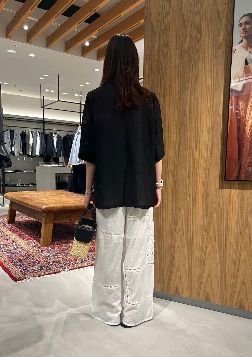 ホワイト系のベスト、ホワイト系のその他パンツ、ブラック系のその他アウターを着用したレディースの夏コーディネートの4枚目の写真