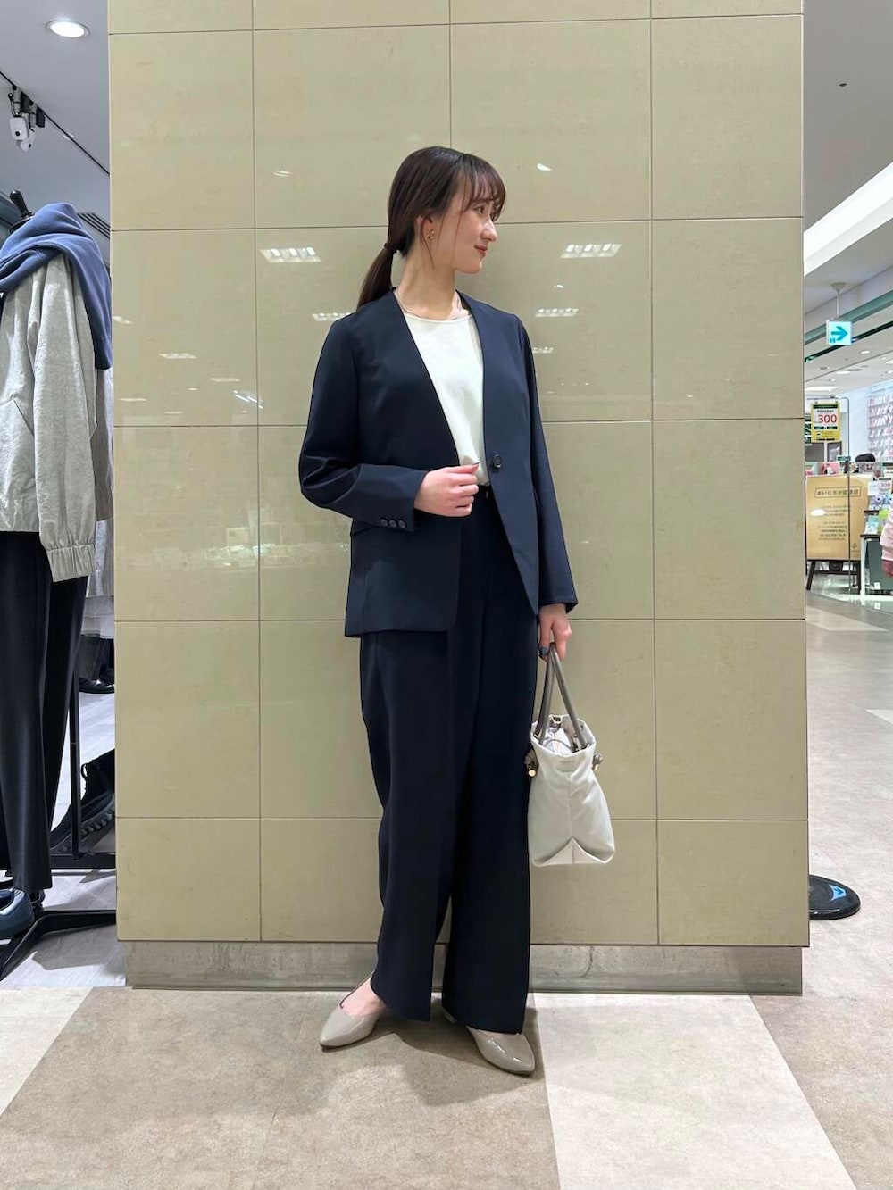 「ジャケット、セットアップ、スラックス、ノーカラージャケット、セレモニースタイル、オケージョン、オフィスカジュアル、お仕事コーデ、セレモニー」｜「RODE SKOの『MADE IN JAPAN』3.5cmポインテッドパンプス（パンプス、ベージュ系）」を使った、momokaさん（レディース・164cm）の冬コーディネートの2枚目の写真