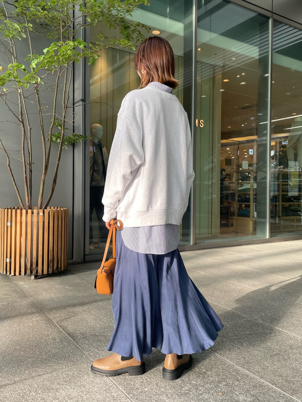 ホワイト系のスウェット、その他のシャツ/ブラウス、ブルー系のスカートを着用したレディースの秋コーディネートの2枚目の写真