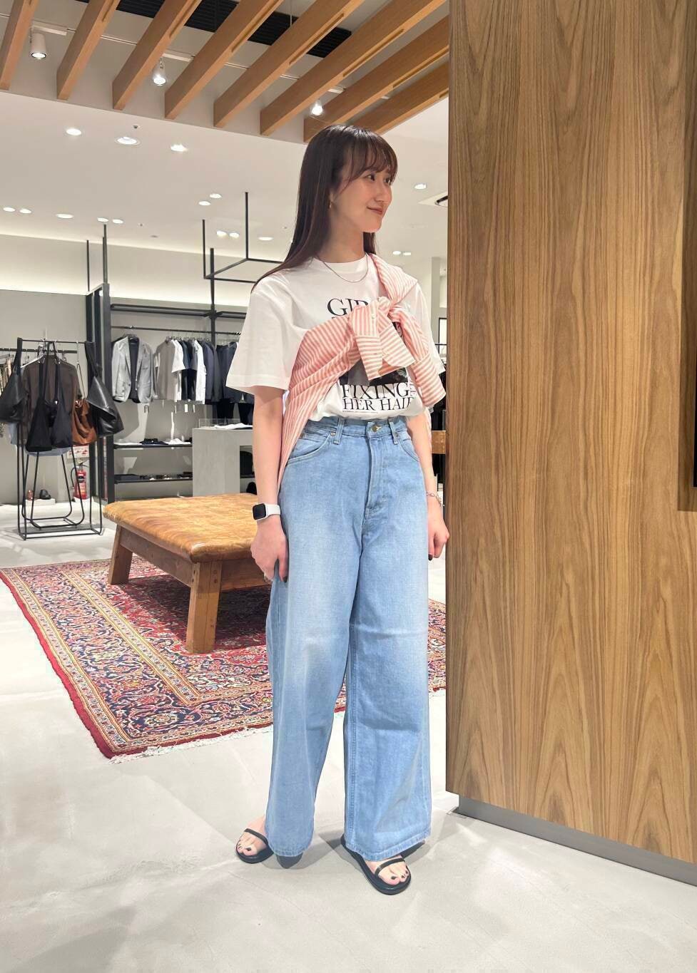 「シャツ、大人カジュアル、オーバーシャツ、デニム、シャツスタイル、ワイドパンツ、ストライプシャツ、カジュアル、デートコーデ、きれいめカジュアル、カジュアルコーデ、URBANRESEARCH、シンプルコーデ、サンダル、白T」|「Leeの『別注』Lee101×URBAN RESEARCH BAGGYPANTS(デニムパンツ、ブルー系)」を使った、momokaさん(レディース・164cm)の夏コーディネートの2枚目の写真