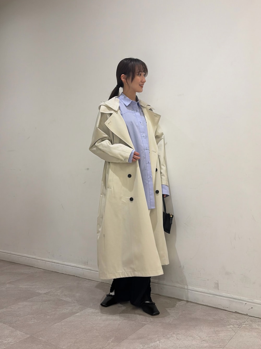 ブラック系のその他シューズ、ブラック系のその他パンツ、ブラック系のハンドバッグを着用したレディースの冬コーディネートの2枚目の写真