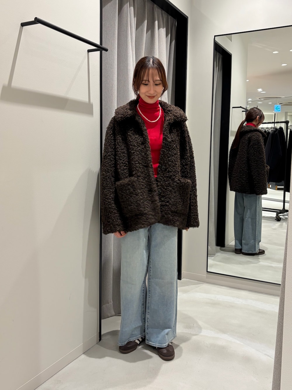 ブラウン系のその他アウター、ブルー系のデニムパンツ、ブラウン系のスニーカーを着用したレディースの秋コーディネートの2枚目の写真