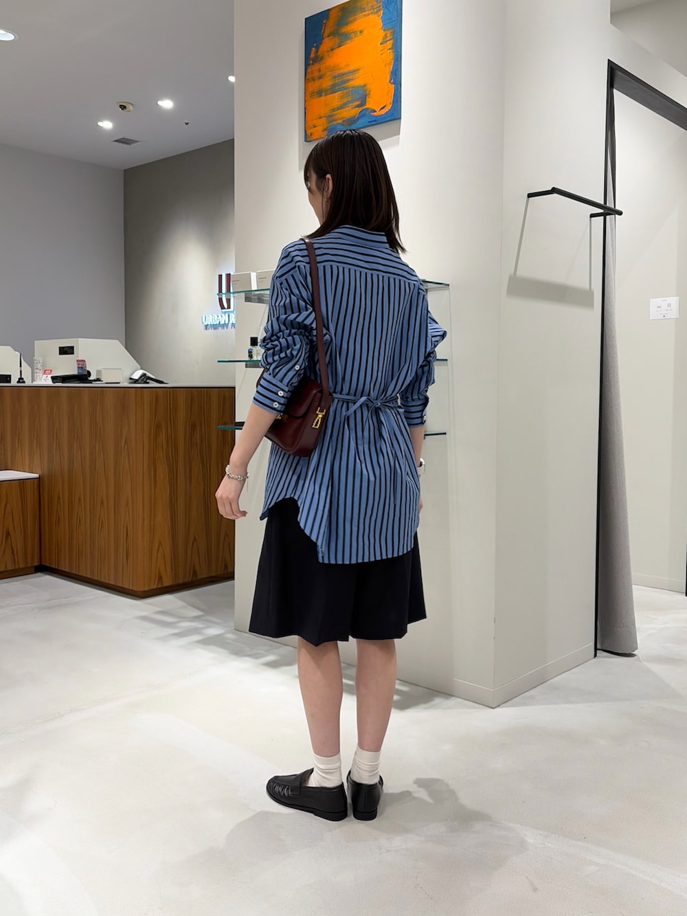 その他のシャツ/ブラウス、レッド系のショルダーバッグ、ブラック系のその他パンツを着用したレディースの秋コーディネートの5枚目の写真